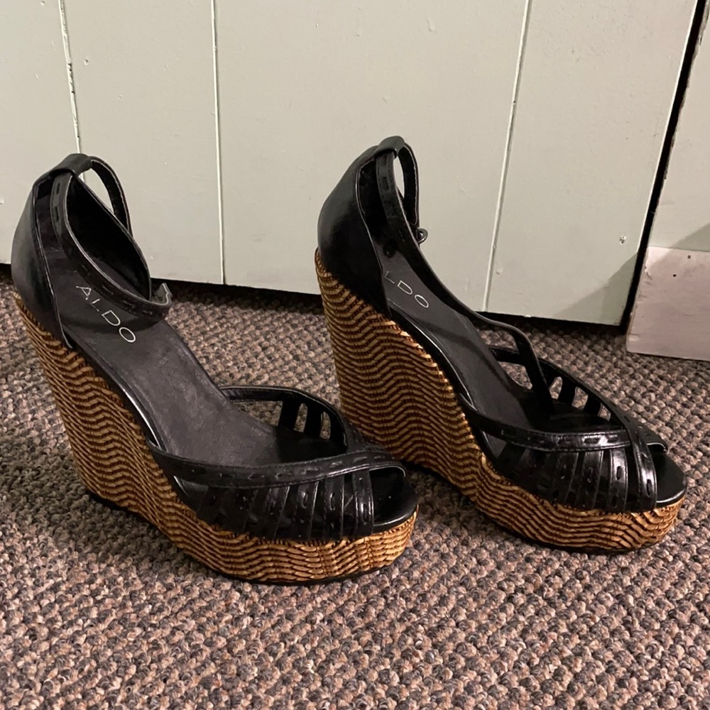 Like new wedge sandals!